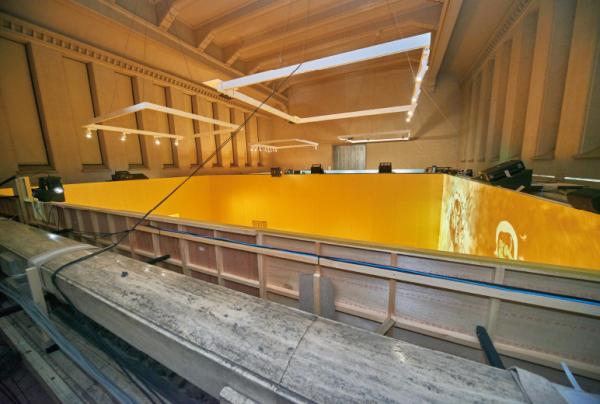 壁の上に設置したプロジェクター