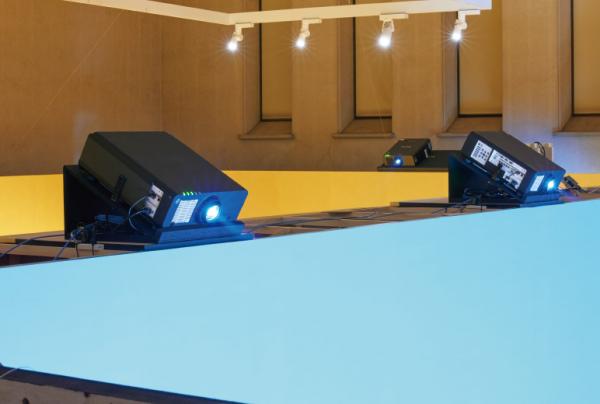 写真：壁面上のPT-RZ870J