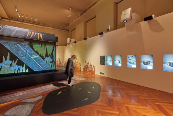 写真：歩くと魚が寄ってくるインタラクティブなプロジェクションマッピング