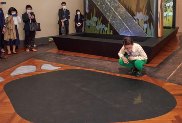 写真：池の周囲を歩くと寄ってくる魚の動きを紹介