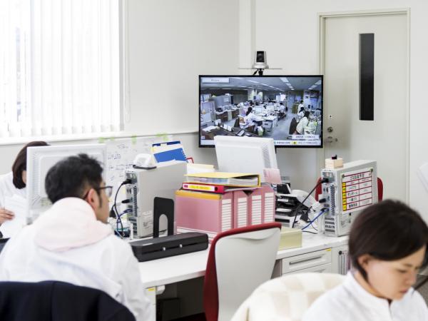 写真：本社工場とのテレビ会議用に今回導入したHDコミュニケーションシステム