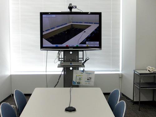 写真：大阪本社に設置のHD映像コミュニケーションユニット
