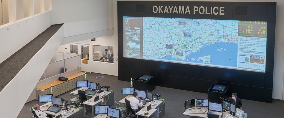 写真：岡山県警の大型画面表示システム