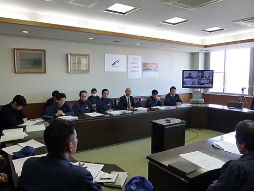 写真：高松本社の大会議室と各拠点と接続した会議の様子