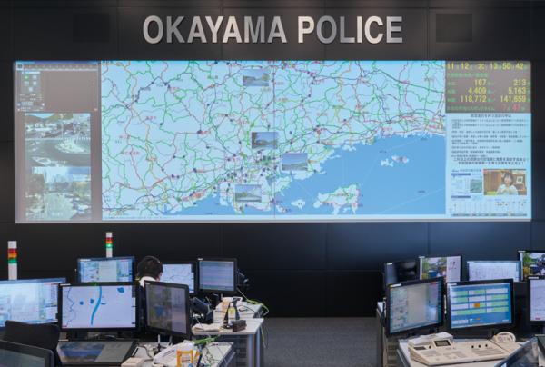 写真：超高解像度200インチ×横2面の映像表示