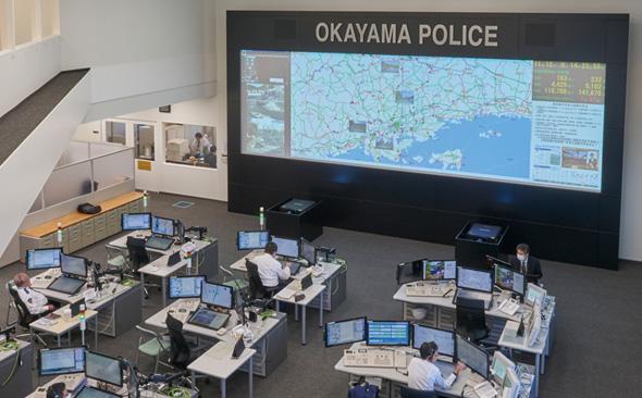 写真：岡山県警の大型画面表示システム