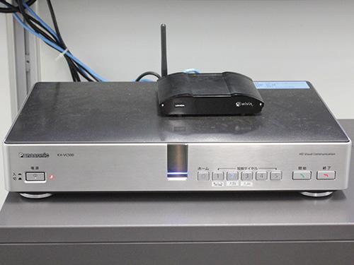 写真：PC画面をワイヤレスでディスプレイに表示できる「ワイビア」と接続されたHDコム