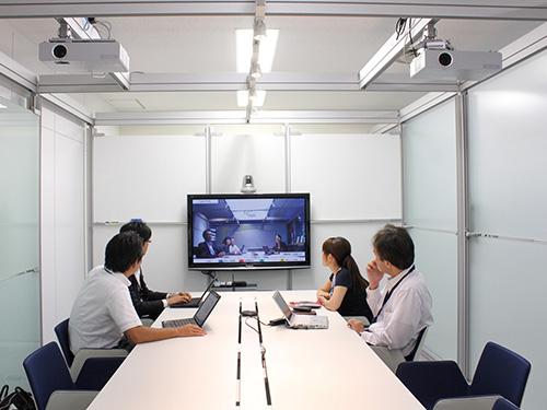 写真：株式会社 内田洋行様のご提案する空間構築システム「スマートインフィル」内に設置されたHDコムとプロジェクター