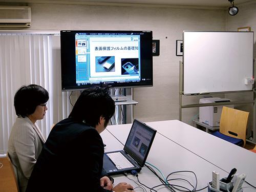 写真：本社（愛知県）と関東営業所（千葉県）を接続し、PCの資料を共有しながら勉強会を実施