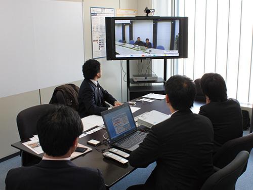 写真：製造ビジネス事業本部の堂島（大阪）と天津NTTデータ（中国）を接続しての会議