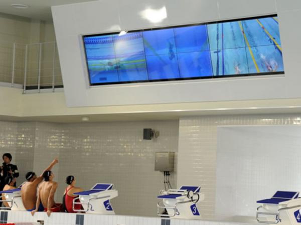 写真：練習状況をすぐに確認できる12面の大型マルチモニター