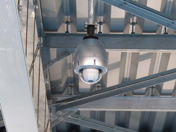 写真：天井に設置されたカメラ