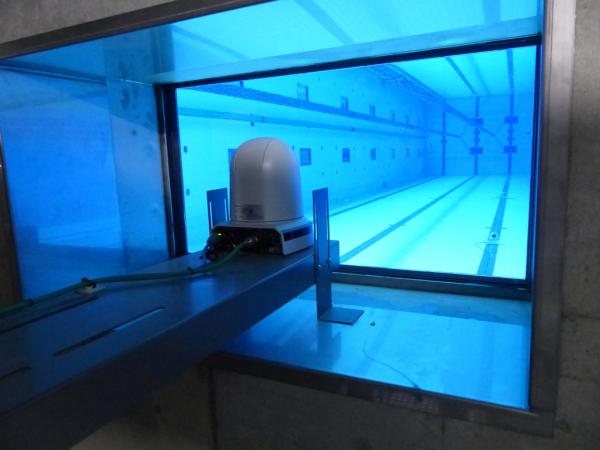 写真：水中壁面に設置されたカメラ