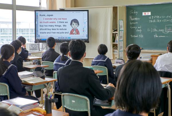 写真：英語の授業で活用される電子黒板