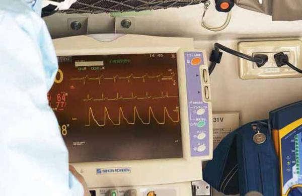 写真：緊急性の高い患者さんの心電図などをより正確に、いち早く病院の医師に伝えることができるシステムを構想中。