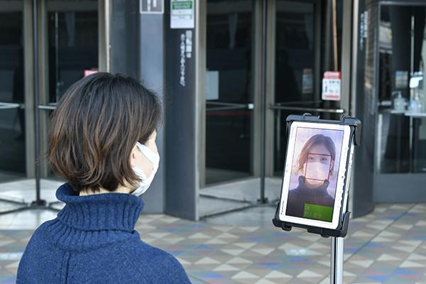 写真：顔認証入場