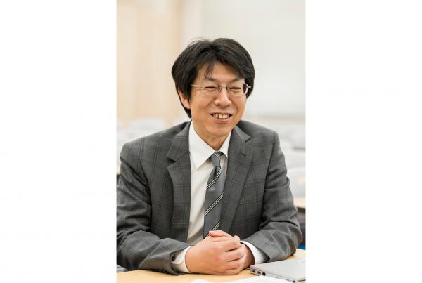 写真：知識工学部 経営システム工学科 准教授　岡田公治 様 当学科に新任したばかりで、はじめてレッツノートを購入しました。最初の印象は「速い、軽い」でした。