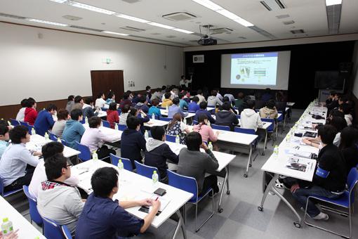 写真：パナソニックの神戸工場で開催される大学生向けイベント「PCカレッジ」講義の様子