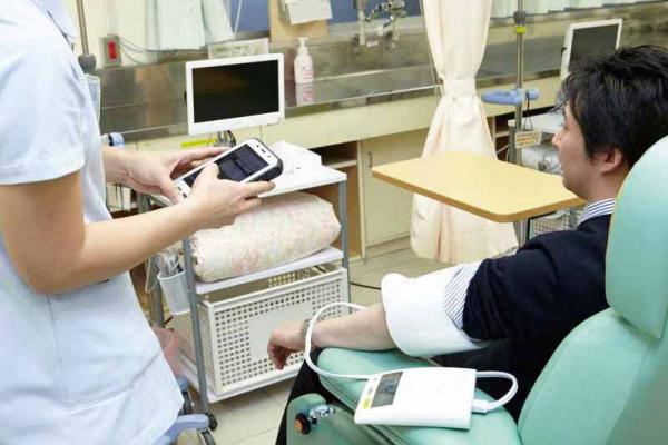 写真：釜石病院様では外来での検査業務でもFZ-X1を活用。検査項目を表示したり結果を入力するなど、「クリニカルパス」を実践。