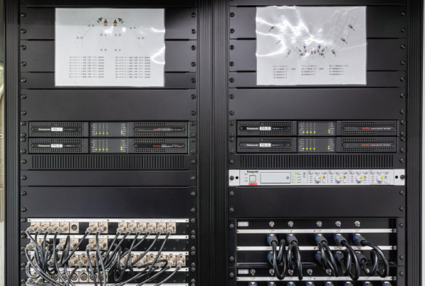 写真：調整室内のラック