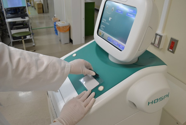 写真：収納庫の開閉はIDカードによる認証でセキュリティを確保