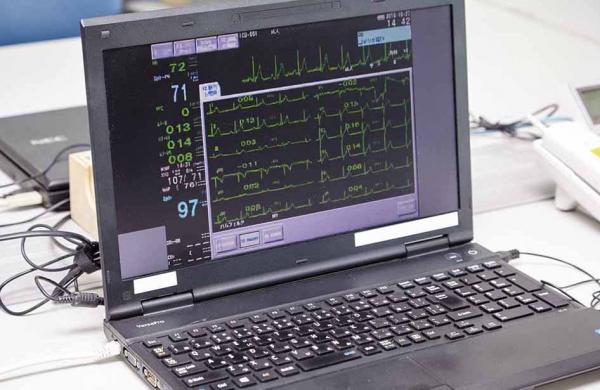 写真：病院など医療機関側での心電図の受信画面。デスクトップPC、ノートPCをはじめ、タブレットやスマートフォンでも映像を確認できるため、使用場所が広がり、医師や看護師による確認が容易に。