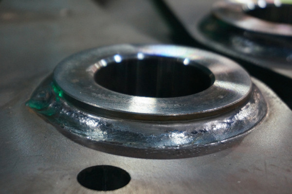 写真：付着スパッタも少量でビード外観も良好