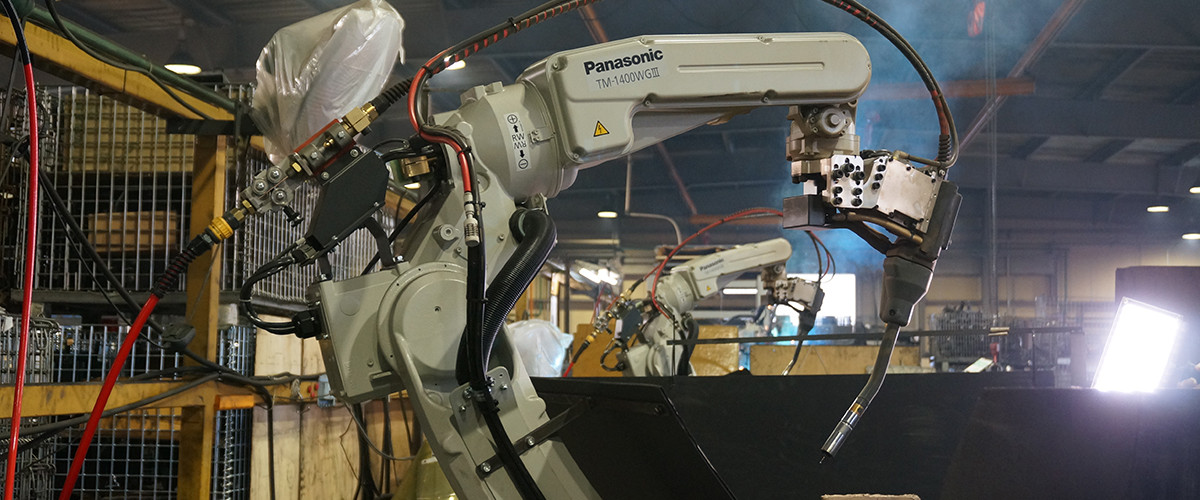 写真：工場に導入された溶接ロボットTAWERS