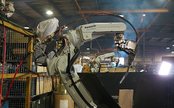 写真：工場に導入された溶接ロボットTAWERS