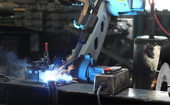 写真：鉄工所に導入された溶接ロボットTAWERS