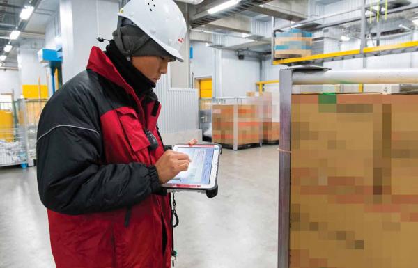 写真：タブレットに表示された伝票情報で入庫検数を確認。伝票を仕分ける必要がないので、作業が軽減し、処理も迅速に行えます。