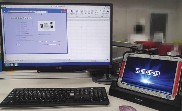 写真：オフィスではクレードルに挿してデスクトップPCとしても活用できます。