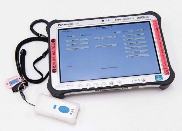 写真：現場で使用されているTOUGHPAD G1（パナソニック製）とバーコードリーダー（アイメックス製）