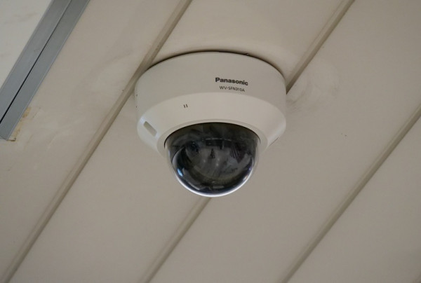 写真：監視カメラは既設の設備を活用