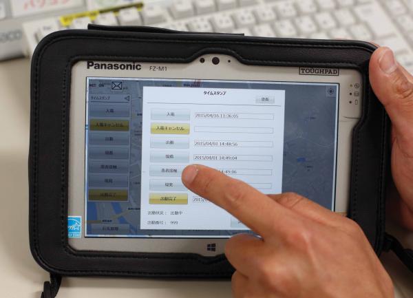 写真：タッチひとつで、簡単に業務時刻を記録。