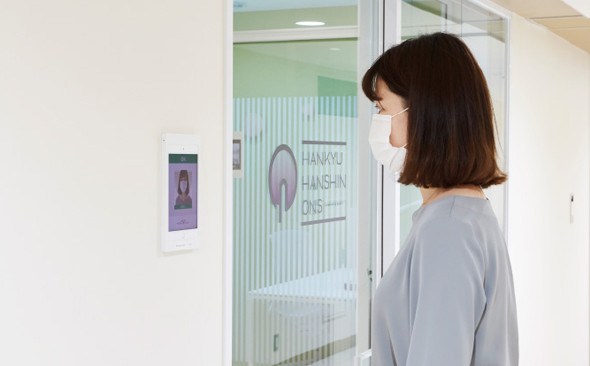 写真：施設の出入口で顔認証による入退管理を実施