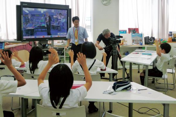 写真：【関西大学初等部様】 両校の生徒同士が交流する様子