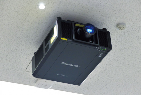 写真：大講義室の天井に設置された3チップDLP®レーザープロジェクターPT-RZ21KJ