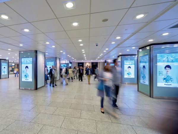 写真：多くの乗降客が行き交う動線上でも確実なPRを実現