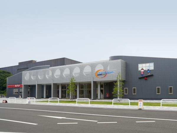 写真：河畔公園という自然に囲まれた立地に親しみやすいよう設計された外観デザイン