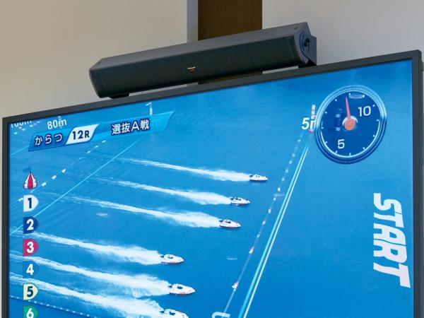 写真：レースが始まると、実況映像を1画面全体に表示。上部にはアレイスピーカーWS-LA100を設置