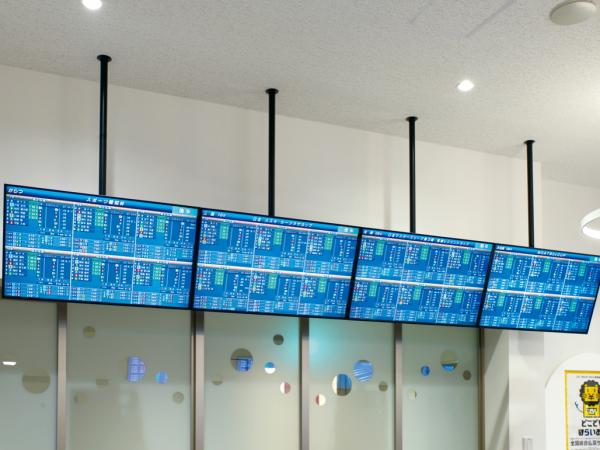 写真：入り口すぐの壁面にはTH-55LFE8Jが8台横並びに設置。8場分のオッズ情報や成績がリアルタイムに表示される
