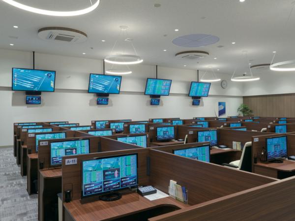 写真：リニューアルに際して新設された有料席には、前面にTH-70LF50Jを4台設置。54席ある個別シートには、オッズ情報を表示するモニターが設置されている