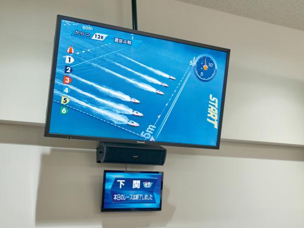 写真：大画面・高輝度の映像で、レース実況時には迫力が伝わる