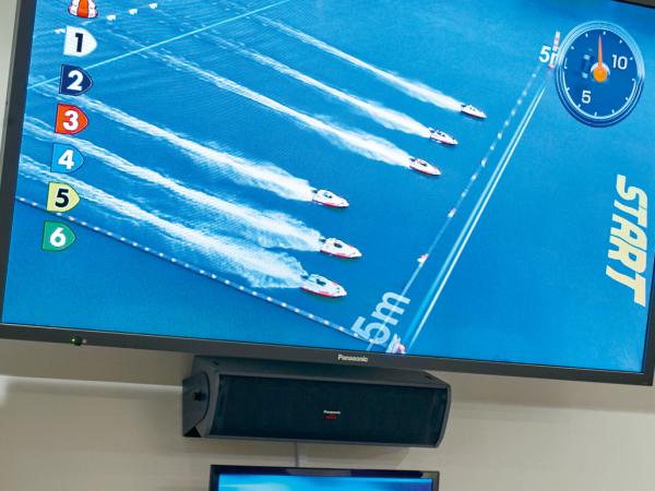 写真：ディスプレイ1台につき、アレイスピーカーWS-LA501台を設置