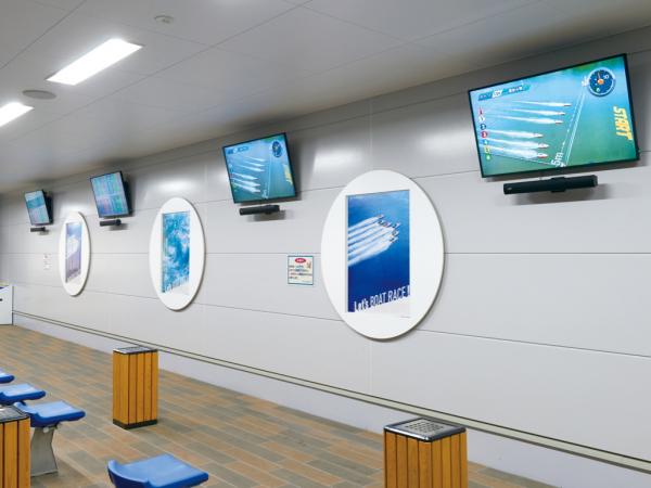 写真：開放感あふれるテラス席にも、TH-48LFE8Jを4台設置。館内であれば、どの場所でもレース情報が確認できる