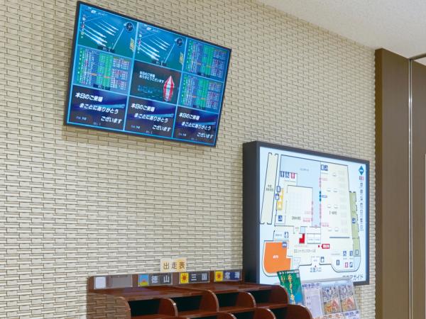 写真：お客様を出迎えるエントランスの中央にTH-48LFE8Jを設置。9分割マルチ画面で、豊富な情報をきめ細かく表示している