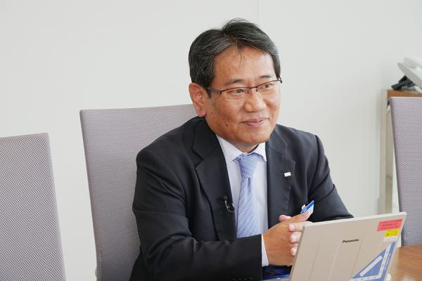 写真：情報システム本部 システム推進部　部長 鬼塚栄治 様