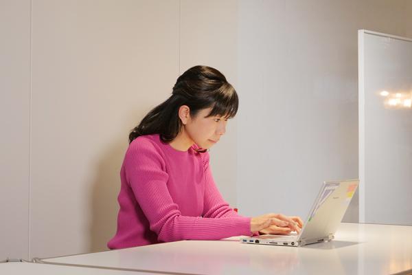 写真：オープンスペースなど自席以外のいろいろな場所で使用。