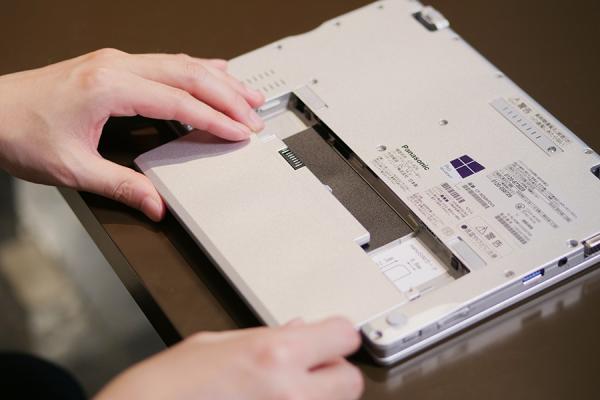 写真：ノートPCタイプでは珍しく、バッテリーが簡単に取り替えられる仕様。長期使用を見込み、バッテリーの持ちが悪くなってきた際には、使用者自身で取り替えることを想定。